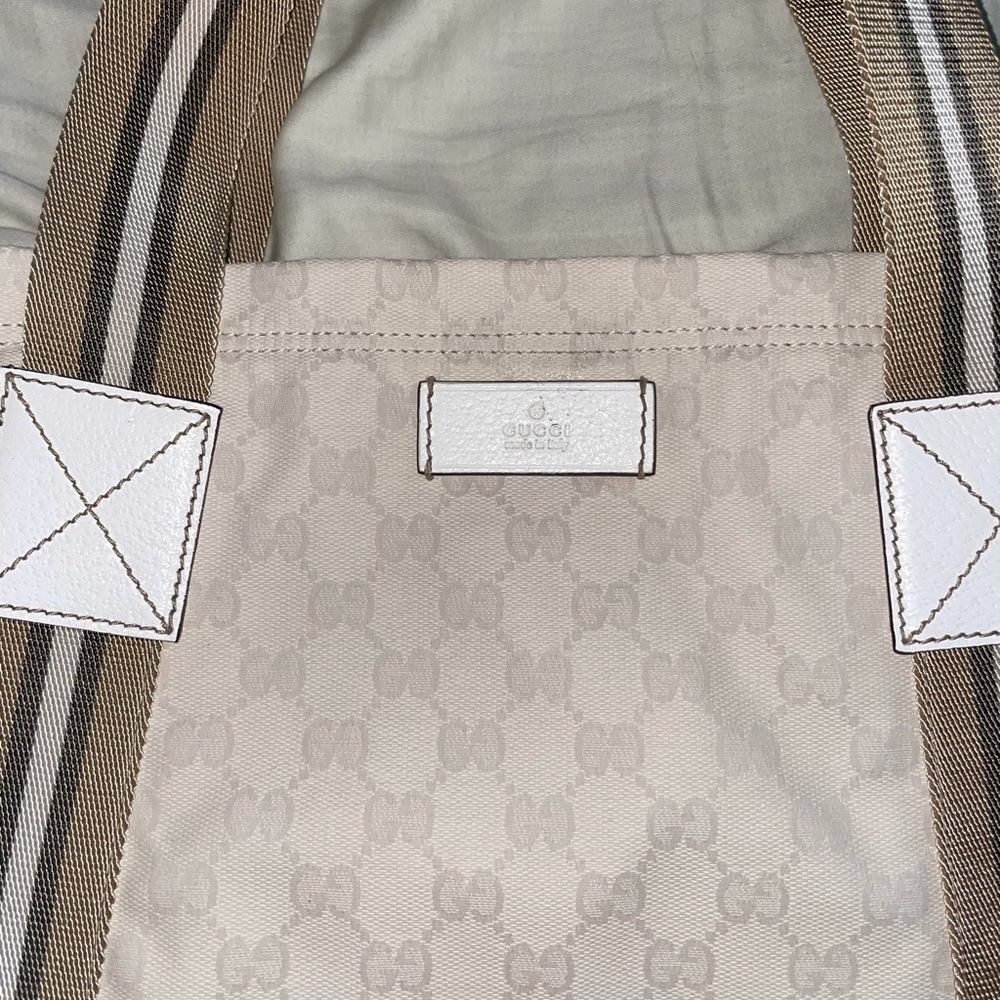 Cream Gucci purse decent size in great condition.